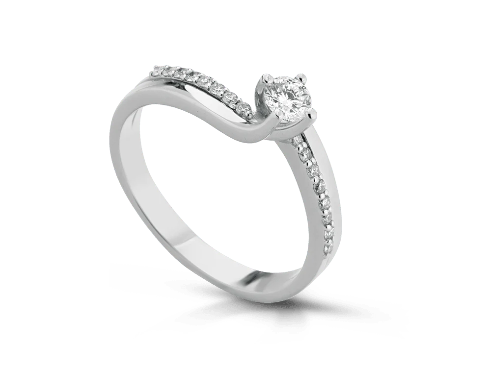 Anello Solitario Donna in Oro 18 Carati con Diamanti.